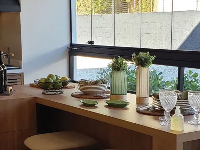 Sacadas bem decoradas e multifuncionais têm ganhado notoriedade nos lares, o que inclui bons lugares para home office, estudos e lazer